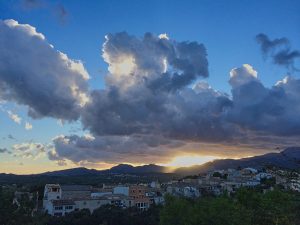 Satul Campanet din Mallorca la apus, cu muntii Tramuntana in fundal