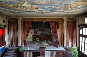 Cortină roșie de scenă, imagine de arhivă care nu reprezintă acest spectacol